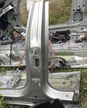 B sloupek vlevo BMW 5 F10