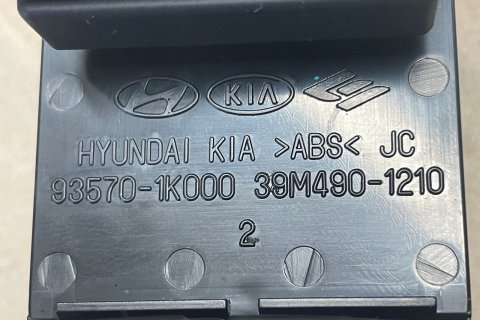 Spínač ovládání oken levý přední 93570-1K050 Hyundai ix20 JC 2010-2019