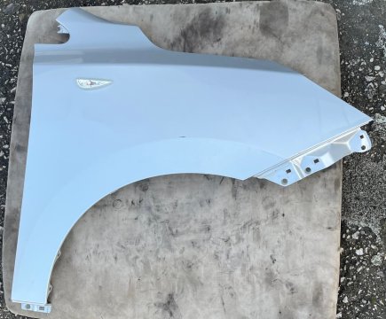 Pravý přední blatník 66321-2S050 Hyundai ix35 10.2009 - 2015 s otvorem pro blikač