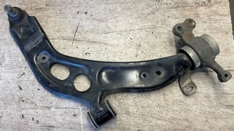 31126871302 Rameno s pryžovým ložiskem vpravo BMW