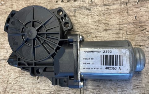 83450-2S000 Motorek stahování okna pravých zadních dveří, originál Hyundai IX35 10-15