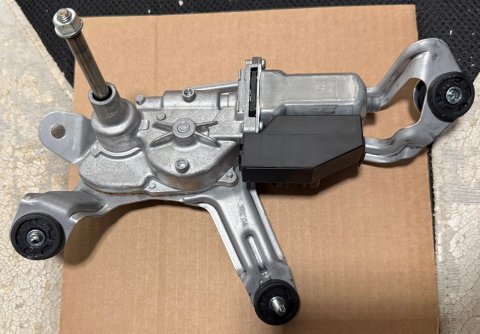 Motorek zadního stěrače 85130-K0040 Toyota YARIS P21 Nový