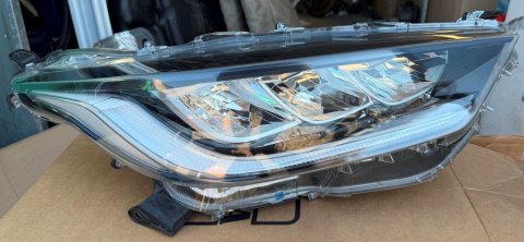 Pravé přední světlo LED originál 81110K0080 Toyota Yaris IV 20- nové