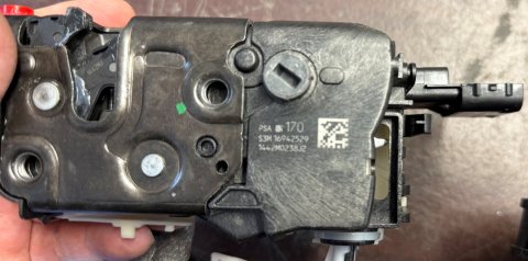 Zámek posuvných dveří levý 9808417080 PSA Citroën, Peugeot, Opel Zafíra