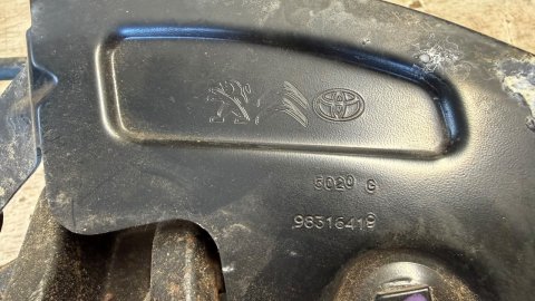 Přední levá těhlice SU001-A6462 originál PSA / Toyota
